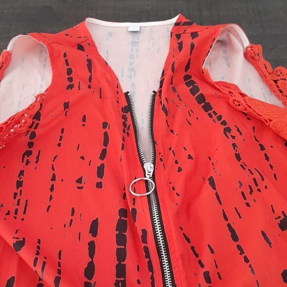 Cut out shoulder blouse zipper on front size large great condition like new - Picture 2 of 5